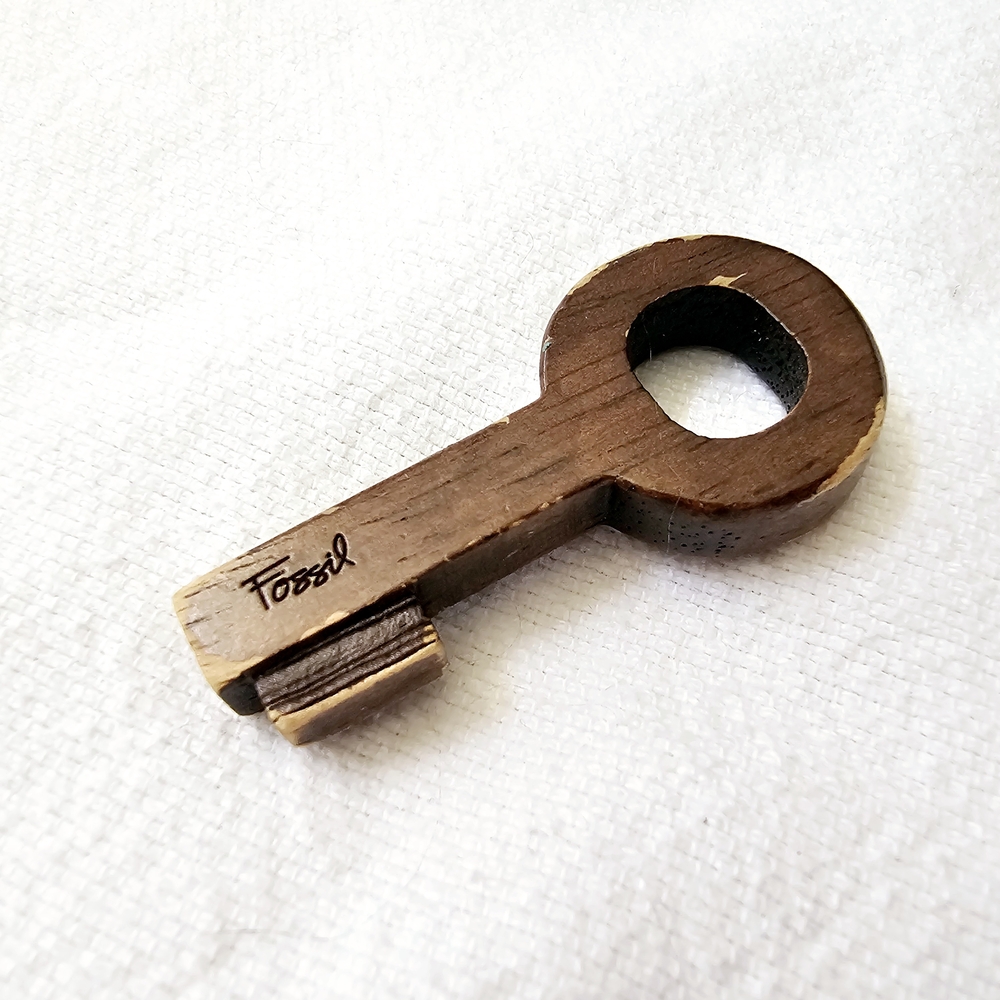 Fossil REPLACEMENT Wooden Key Ring Keychain Pendant Leather Luggage Purse Logo - Picture 2 of 3